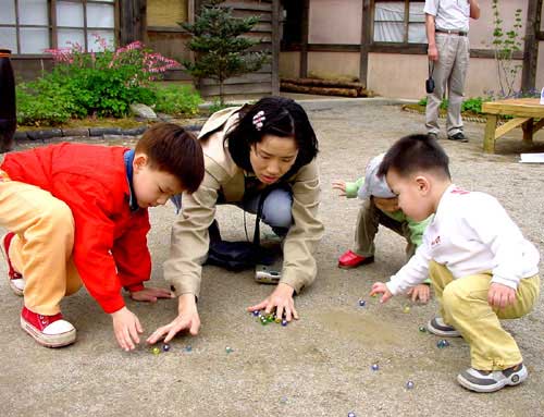 엄마와 함께 구슬치기 